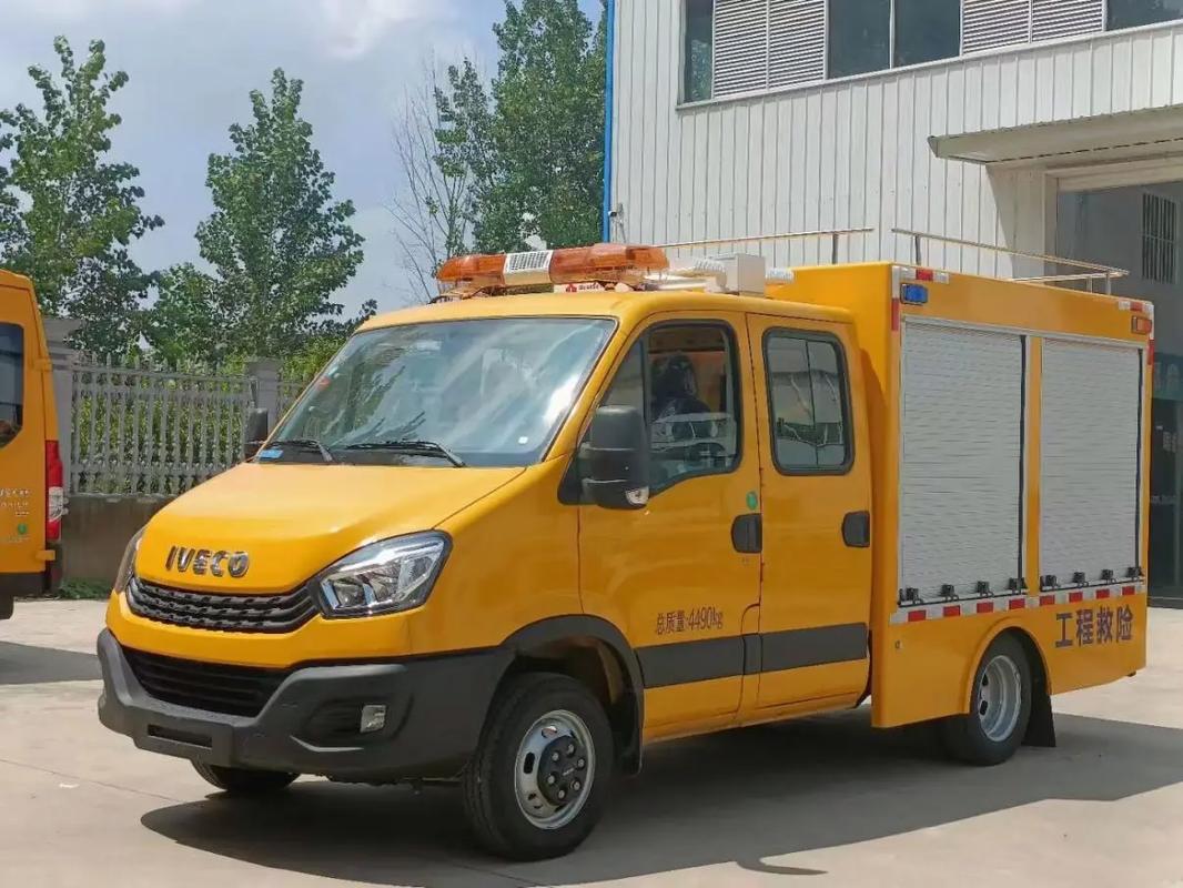 工程救險車.依維柯雙排座多功能救險車,主要應用于城市防汛,農